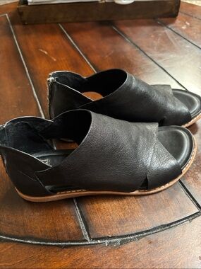 Sofft Black Leather Open-Toe Rear Zip Sandals